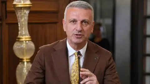 Azerbaycan: Cumhurbaşkanı danışmanı Oktay Saral uzaklaştırıldı