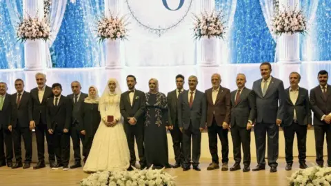 Siyaset dünyasını buluşturan düğün: Şanlıurfalı eski bakan yardımcısı kızını evlendirdi