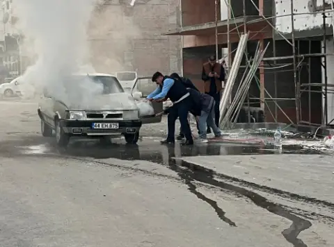 Battalgazi'de Pazar Yerindeki Araç Yangınına Zabıta Müdahale Etti