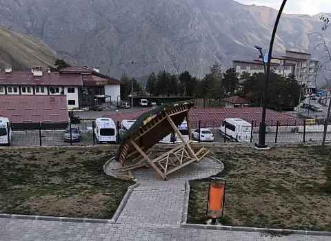 Hakkari'de Yeni Yapılan Kamelya Tahrip Edildi