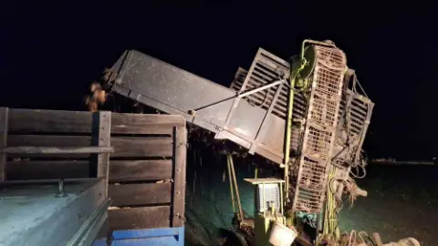 Çiftçiler Erzincan'da yağış uyarısıyla gece hasadına geçti
