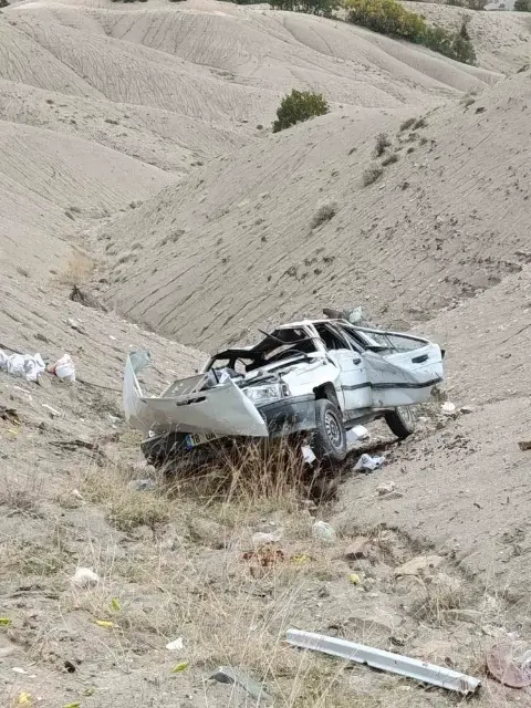 Elazığ'da uçurumdan yuvarlanan otomobilde can kaybı ve yaralı
