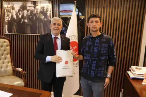 Sınav Öncesi Simit Tezgahında Dürüstlük Örneği Gösteren Genç Esnafın Anlamlı Kabulü
