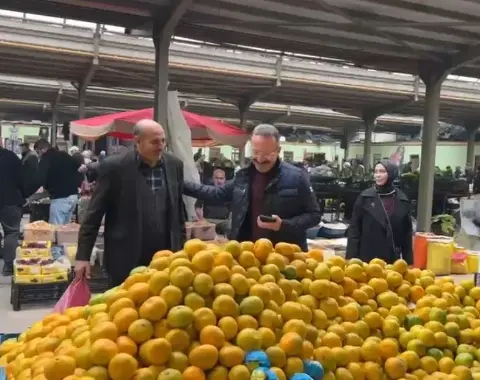 Ardahan Valisi ve Eşi Semt Pazarında Esnafla Bir Araya Geldi