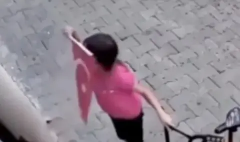 Giresun’da küçük kızdan Türk bayrağına anlamlı saygı: Yerde buldu, öpüp yüksek bir yere astı