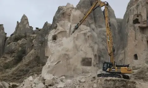 Göreme’de Peribacasından Kopan Kayaların Ardından Enkaz Kaldırma Çalışmaları Sürüyor