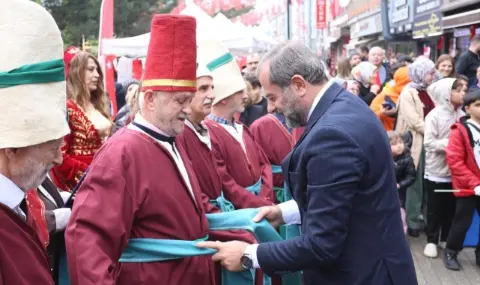 Gürsu’da Cumhuriyet coşkusu: Gelin gibi süslenen araç korteje damga vurdu