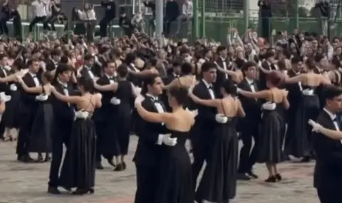 İzmir Atatürk Lisesi Öğrencilerinden Cumhuriyet Bayramı’na Özel Vals Gösterisi