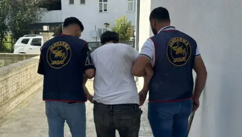 Akyazıda film gibi olay JASAT peşindeydi 12 yıl hapis cezasıyla aranan şahsın kaçışı kötü bitti