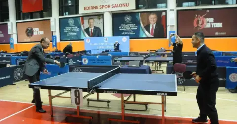 Vali Yardımcısı ile Federasyon Başkanı Masa Tenisi Maçı Yaptı