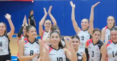 Kırklareli Gençlik Spor Kadın Voleybol Takımı Galibiyet Sevinci Yaşadı