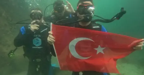 Trakya Üniversitesi Sualtı Topluluğundan Cumhuriyet’e Saygı Dalışı
