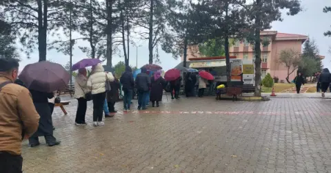 TÜ Tıp Fakültesi’nde Şemsiyeli Lokma Kuyruğu