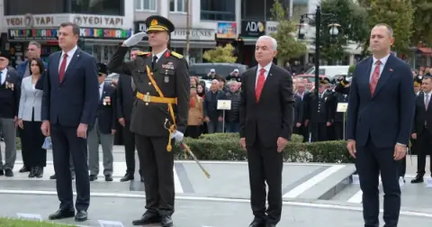 Kırklareli'nde Cumhuriyetin 103. Yılında Atatürk Anıtı'na Çelenk Sunuldu