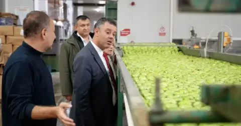 Başkan Sarıkurt, Elma Üretim Tesisinde İncelemelerde Bulundu