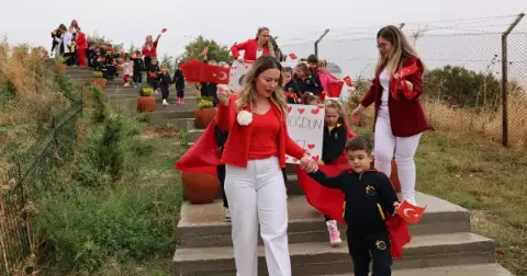 Trakya Üniversitesi'nde Miniklerden Coşkulu Cumhuriyet Yürüyüşü