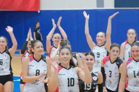 Kırklareli Gençlik Spor Kadın Voleybol Takımı Galibiyet Sevinci Yaşadı