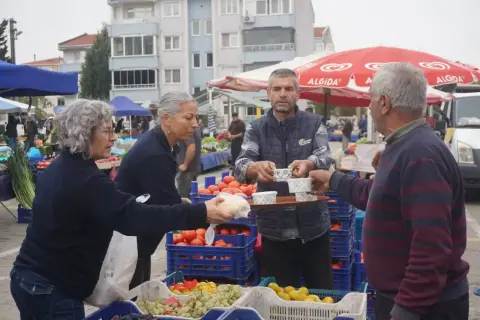 Uzunköprü Belediyesinden Pazar Esnafına Sıcak Çorba İkramı
