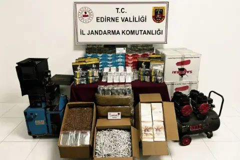 Edirne'de jandarma 3 şüphelinin ev ve iş yerlerinde 42 kilo tütün ele geçirdi