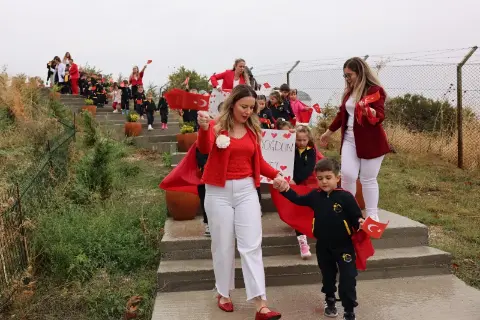 Trakya Üniversitesi'nde Miniklerden Coşkulu Cumhuriyet Yürüyüşü
