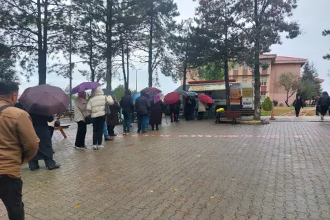 TÜ Tıp Fakültesi’nde Şemsiyeli Lokma Kuyruğu