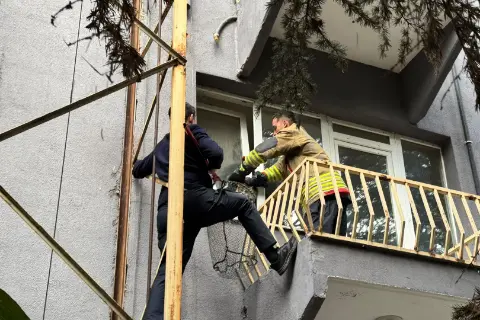 Pencere Boşluğuna Sıkışan Kedinin İmdadına İtfaiye Yetişti