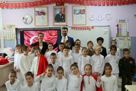 Başkan Yayla, Mimar Sinan İlkokulu'nun Cumhuriyet Bayramı Programına Katıldı