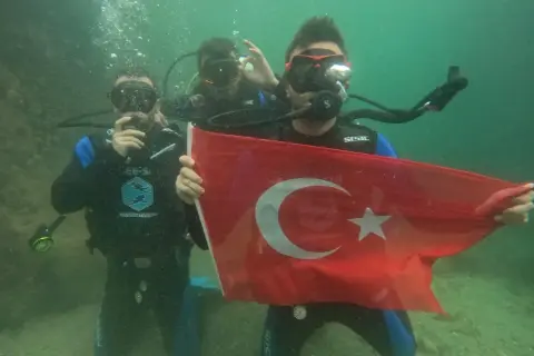 Trakya Üniversitesi Sualtı Topluluğundan Cumhuriyet’e Saygı Dalışı