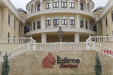 Edirne’ye Yıl Sonu Etkinlikleri İçin Buz Pisti ve Atlıkarınca