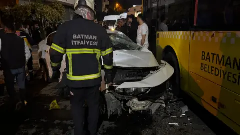 Batman’da otomobil belediye otobüsüne çarptı: 2 yaralı