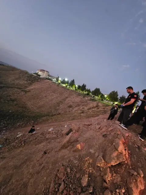 Tepeden Aşağı Yuvarlanan çocuk İtfaiye Ekipleri Tarafından Halatla Kurtarıldı