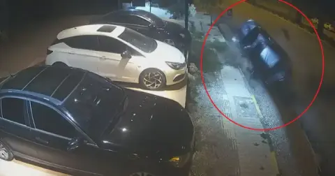Seyir halindeki otomobil, park halindeki araca ok gibi saplandı