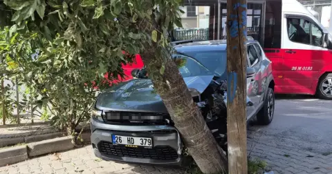 Tepebaşı'nda Trafik Kazası: Otomobil Dolmuşa Çarptı
