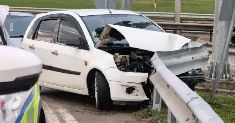 Bursa'da otomobil bariyerlere çarptı