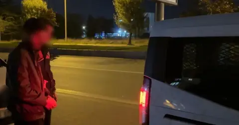 Pencere almaya gitti, aracından uyuşturucu çıktı