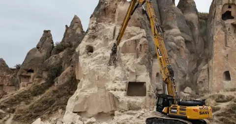 Göreme’de bir kısmı çöken peribacasının çevresinde temizlik çalışmaları başladı