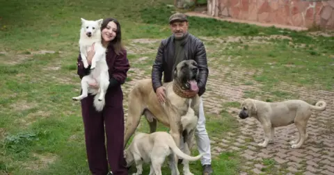 Köpek sevgisi mesleğini değiştirmesine sebep oldu