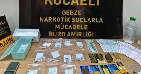 Otomobilin kaputundan uyuşturucu, cüzdandan altınlar çıktı