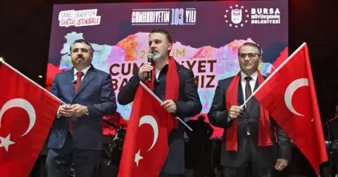 Yağmura rağmen Bursa’da Cumhuriyet coşkusu dinmedi