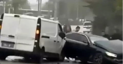 Bursa'da yağmurlu havada 5 araç birbirine girdi