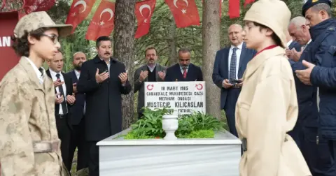 Çanakkale’de tarihe geçen kahraman mezarı başında anıldı