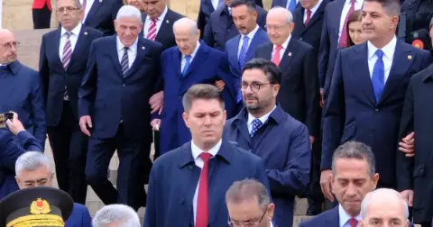 Bahçeli ve Dervişoğlu, Anıtkabir merdivenlerinden kol kola indi