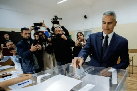 Tepebaşı'nda Trafik Kazası: Otomobil Dolmuşa Çarptı
