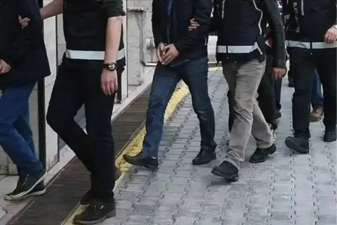 İşçilerin kaldığı konteyner yatakhane alevlere teslim oldu