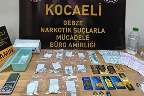 Otomobilin kaputundan uyuşturucu, cüzdandan altınlar çıktı