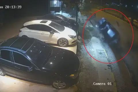 Seyir halindeki otomobil, park halindeki araca ok gibi saplandı