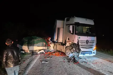 Sollama yapan domates yüklü kamyonet, tıra çarptı: 2 ağır yaralı