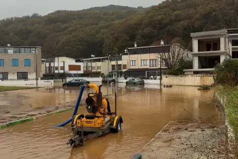 Karacabey’de yollar göle döndü, denize çıkamayanlar evlerinin önünden balık tuttu