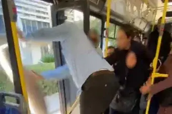 İzmir'de belediye otobüsünde'halı' kavgası!