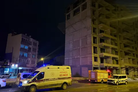 Bir yılda 7 kez üst geçitten atlamak isteyen şahıs, bu defa inşaatın tepesine çıktı